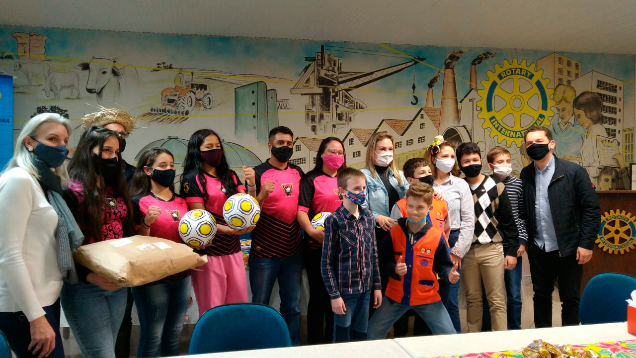 Os materiais foram recebidos pela presidente da associação Ana Paula e representantes do time de futebol. 