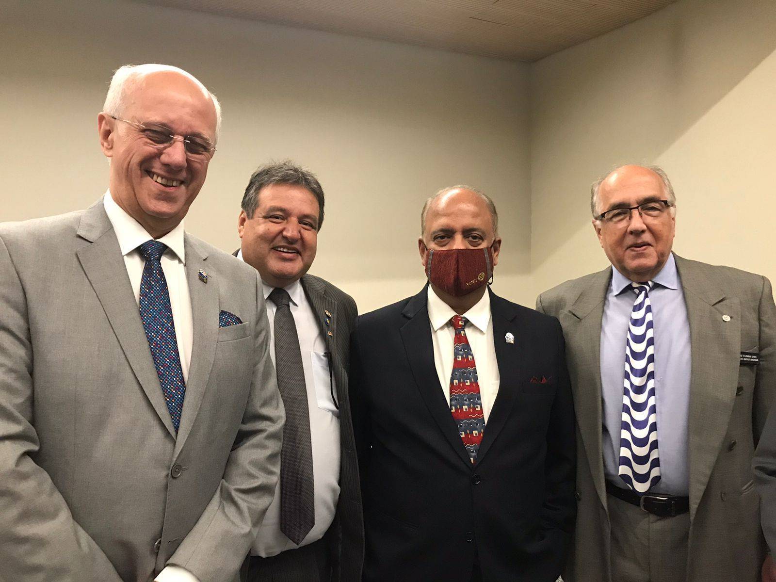 Da esquerda para a direita Diretor do Ri Mario Cesar Camargo, Direg Claudinei de Barros Magalhães, Presidente do RI Shekhar Mehta e o Governador do distrito 4571 Cláudio Zyngier.