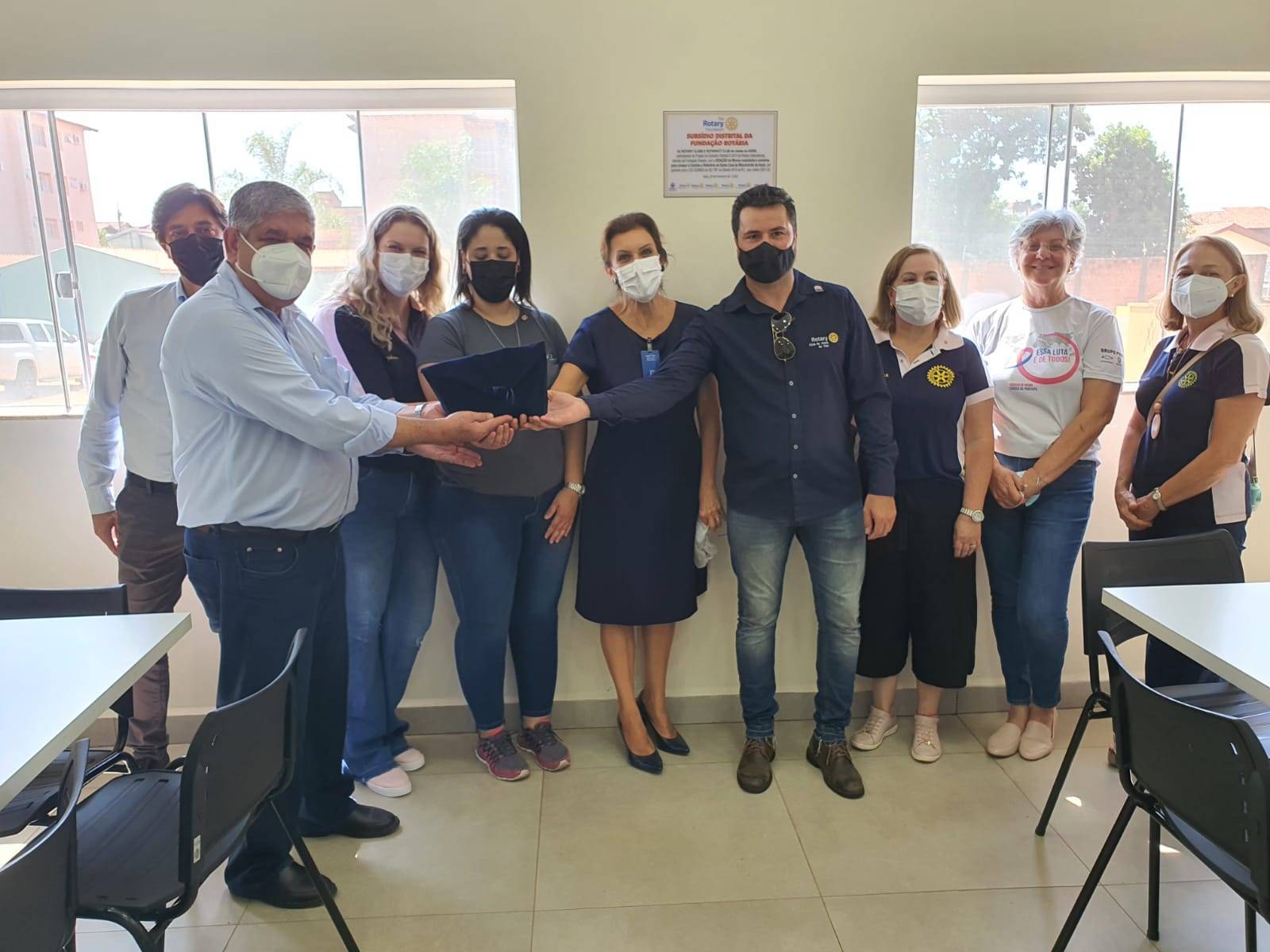 Presidente 21-22 Ricardo M Bermejo e presidentes RCs Assis na entrega projeto SD 21-22 Sta Casa Assis