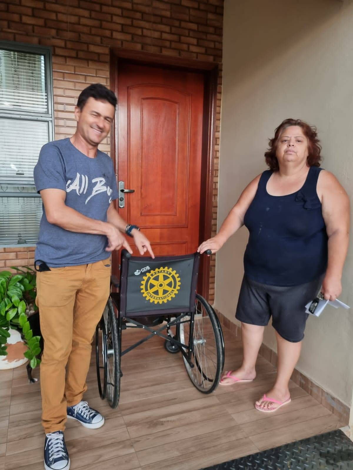 Entrega de uma cadeira de rodas para o Joãozinho, que foi lancheiro no Clube Rio Branco em Americana.