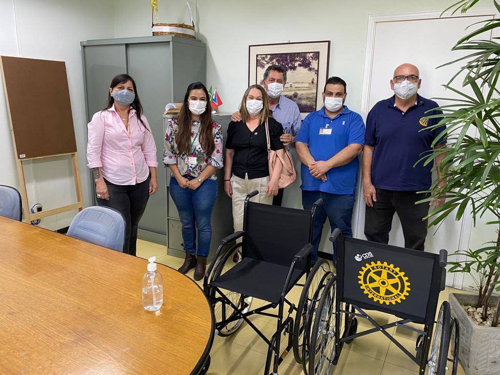 Doação de  2 cadeiras de rodas para  o Hospital Municipal de Americana.