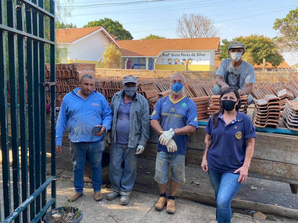 A escola comunitária tem telhas!!!