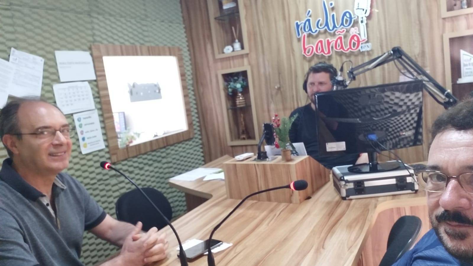 Companheiros Dirceu e Antonio em entrevista na Rádio Local.