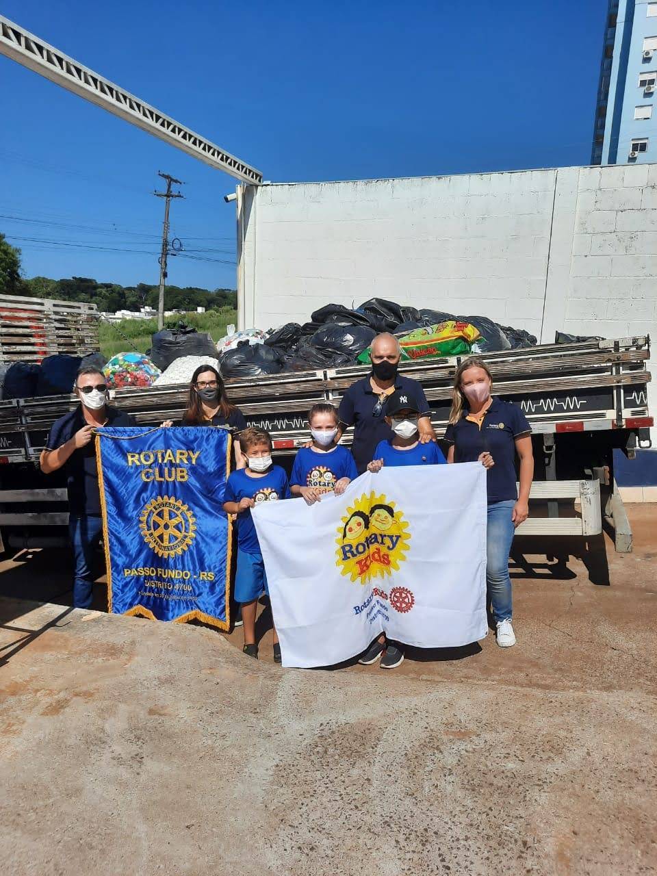 O Rotarykids e Rotary Club de Passo Fundo enviaram para reciclagem um caminhão com mais de 900 kg de tampinhas arrecadadas na campanha. O valor será revertido na compra de cadeiras de rodas. 