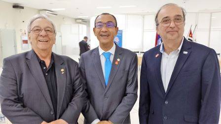 Ricardo dos Reis, ao centro, com o Governador Rotário, Carlos Biella e o presidente da Comissão, Nestor do Amarilho