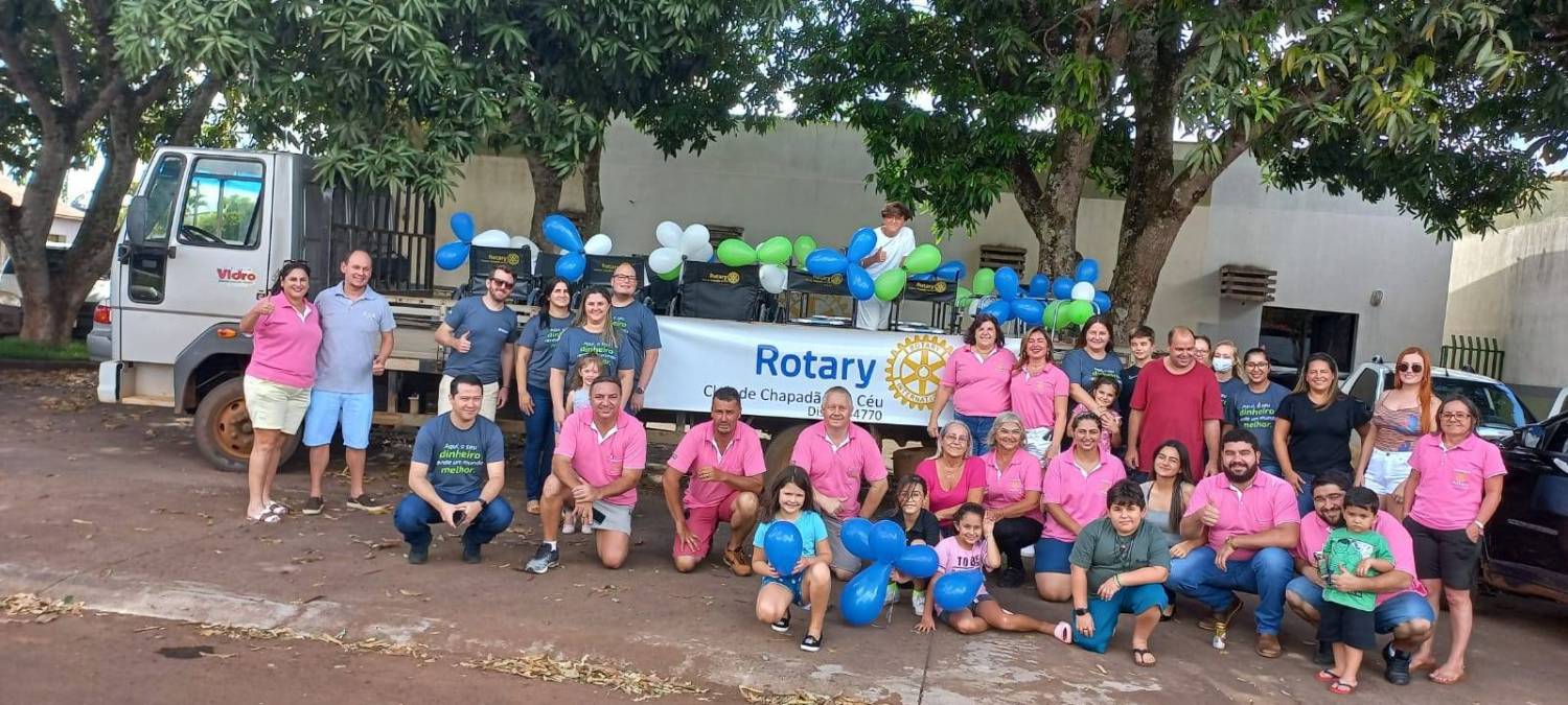 Rotary Clube de Chapadão do Céu, foi contemplado pelo fundo social da Cooperativa Sicredi - Celeiro Centro Oeste com apoio ao nosso banco ortopédico. O projeto foi contemplado e graças a ele pudemos adquirir: 08 cadeiras de rodas, 06 cadeiras de banho e 04 andadores. Os associados do Rotary realizaram uma carreata juntamente com os colaboradores da cooperativa Sicredi! Momento de grande alegria para nós, que poderemos continuar nosso trabalho de ajuda a nossa comunidade. Agradecemos a todos os envolvidos neste lindo projeto, à Cooperativa Sicredi e ao Sr. Donivani conhecido como Bigico, que nos emprestou o caminhão para realizarmos a carreata!
