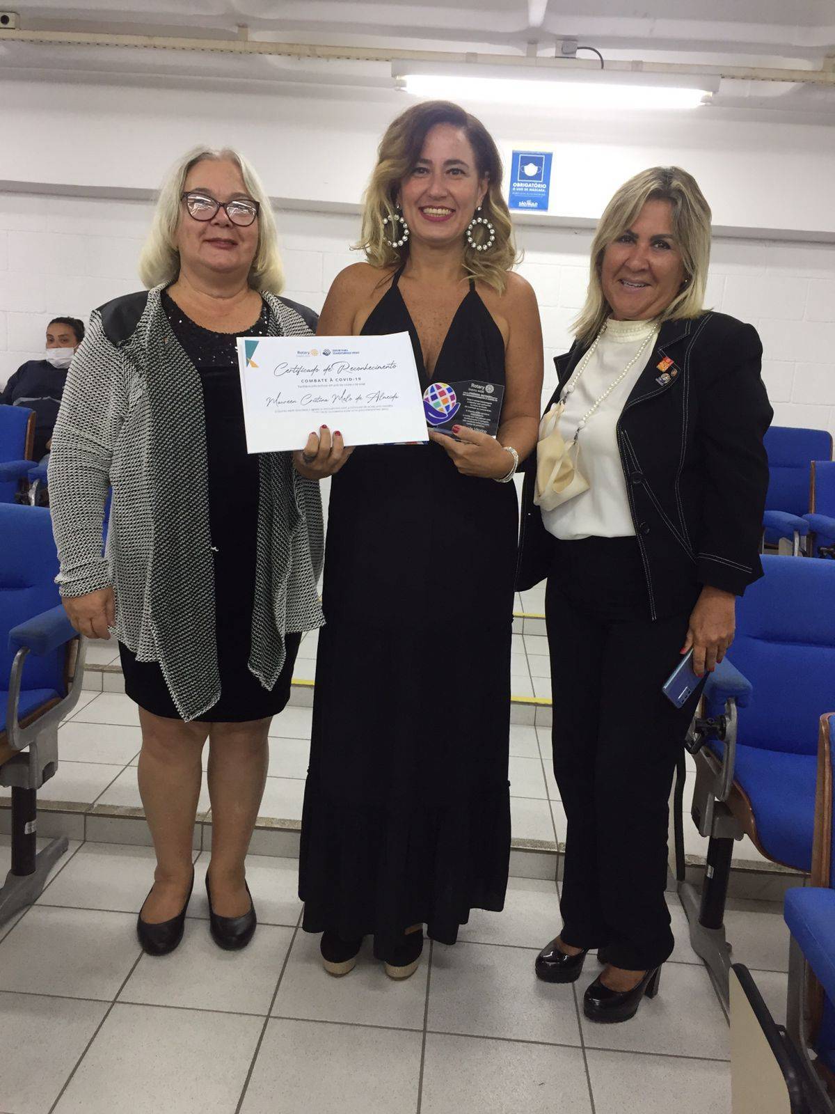 A homenageada Maureeen e as presidentes Ruth e Meire