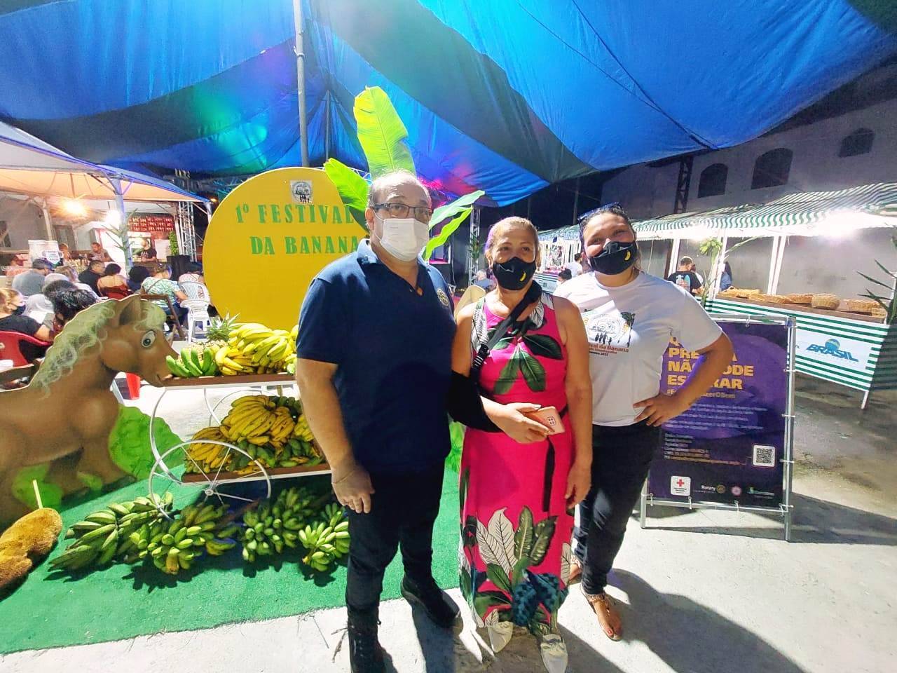 O presidente do RC de Angra dos Reis, 21-22, Co. Antônio Marques Mesquita, junto à presidente da Associação dos Produtores Rurais de Angra dos Reis, Sandra Regina e sua filha 