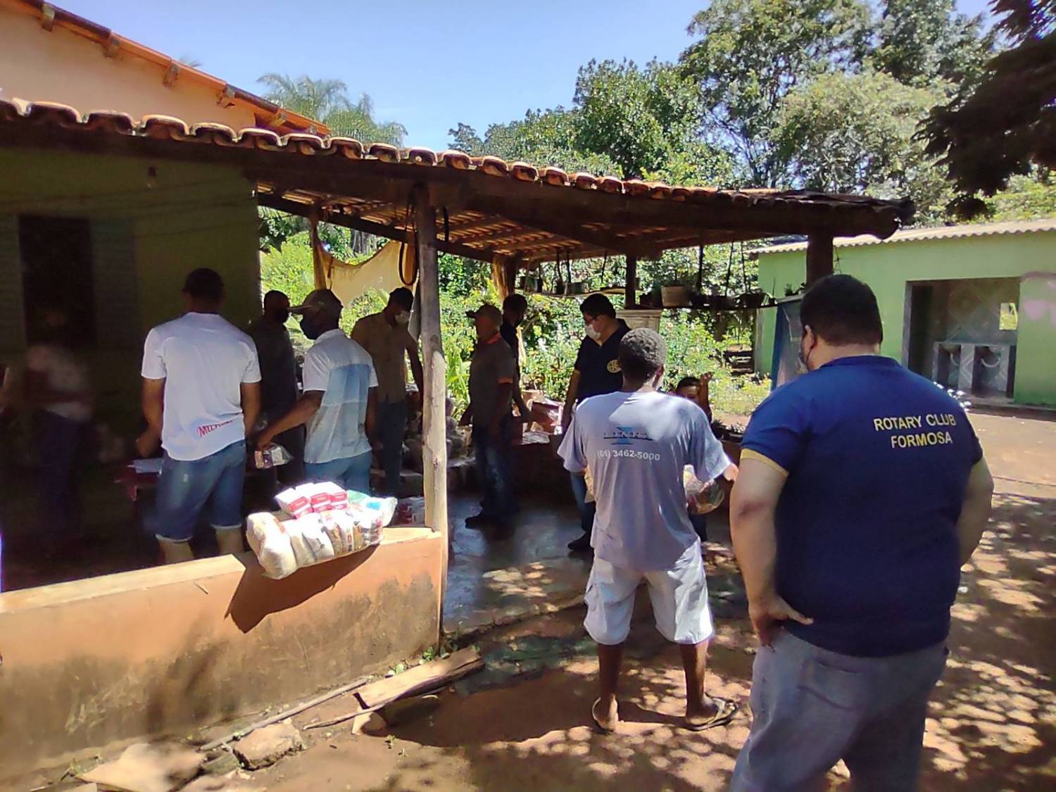 Doações de cestas básicas e medicamentos sendo repassadas a comunidades atingidas pelas chuvas em Formosa-GO.