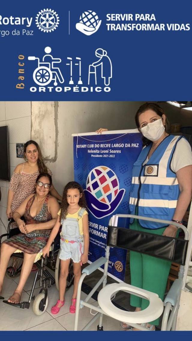 Entrega de cadeira de banho.