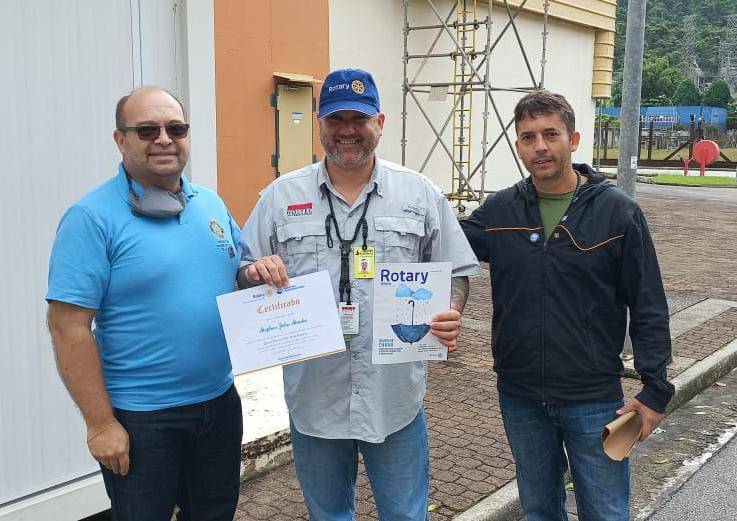 O presidente do RC de Angra dos Reis, 2021-22, entrega ao Sr. Stephen John Stanko, certificado do registro de doações junto com o Co. Rosarino