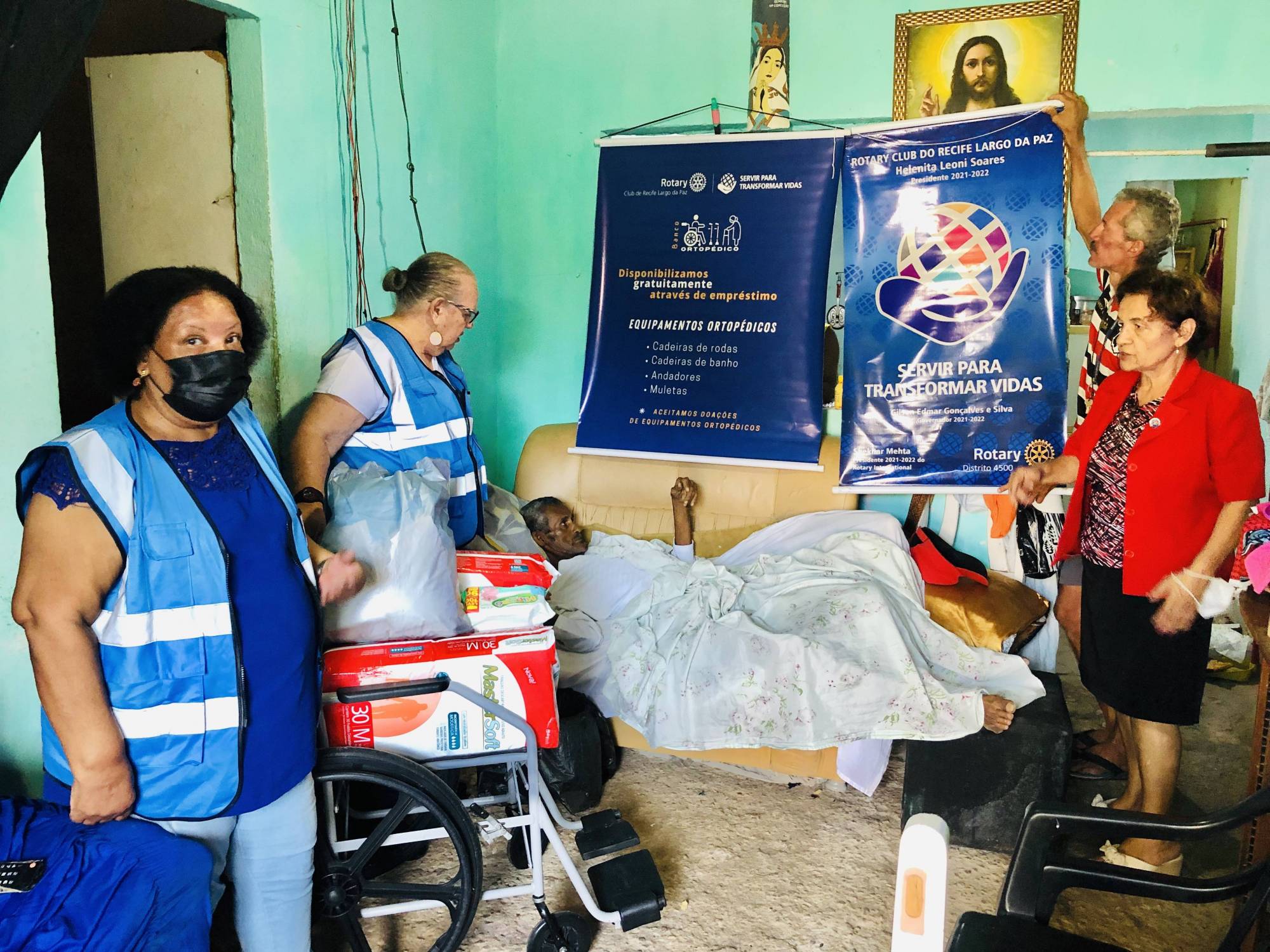 Entrega de cadeira de rodas e 120 fraldas.