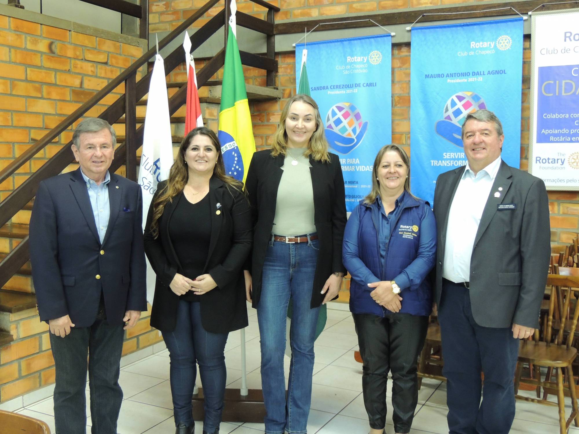Julio César Silva-Santisteban, Diretor Internacional de Rotary da América Latina; Sandra Cerezolli De Carli, Presidente do Rotary Club de Chapecó São Cristóvão; Daniela Reinehr, Vice-Governadora de Santa Catarina; Geni Zandona Gehlen, Governadora do Distrito 4660; Ivan Roberto Gilioli, Governador do Distrito 4740