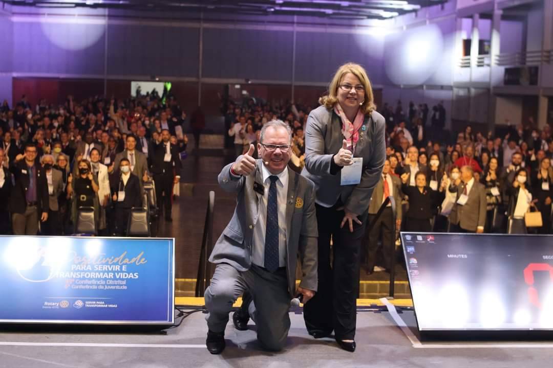 Aconteceu em Caldas Novas ( 19 a 21 de maio) a Conferência da Positividade, 33° Conferência do Distrito 4770 e a 6° Conferência da juventude. Uma das definições mais especiais sobre as Conferências, é a de Raimundo de Souza Reis, R.C.B.H. Pampulha, Tesoureiro do Distrito 4760 que diz: "Conferência é o tríduo que constitui a festa máxima de um distrito. É o fecho de ouro do ano rotário. É um encontro de confraternização, de estudos e de apresentação, de palestras inspiradoras, de teses e de propostas de elevado nível rotário a serem encaminhadas para consideração administrativa do RI (Conselho de Legislação, que se reúne a cada três anos), muitas das quais são aprovadas e transformadas em normas de Rotary. A conferência distrital é a festa da amizade, da promoção do Rotary na comunidade, da oportunidade de rever velhos amigos e de conquistar novos". (Fotos do evento retiradas da página do Facebook Rotary Internacional - Distrito 4770)