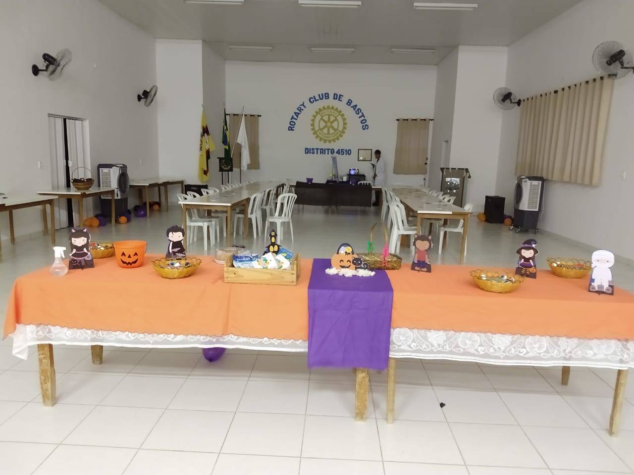 Mesa de comidas decorada da festiva de Haloween