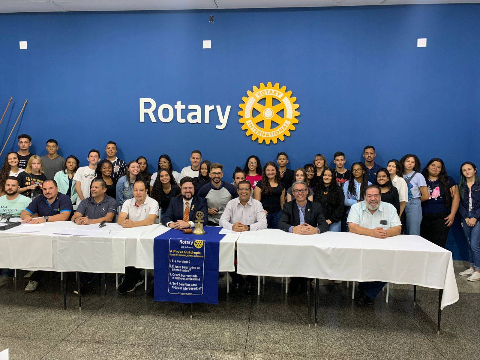 Companheiros do Rotary Club de Franca com Jovens da ESAC