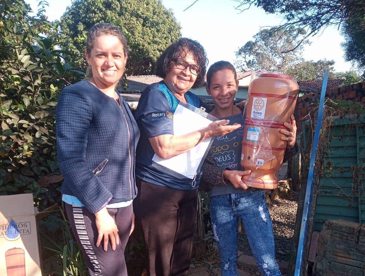 O Rotary Club de Santa Rita do Araguaia-GO e Alto Araguaia-MT em parceria com o Fundo Distrital do Distrito 4770, fizeram a entrega de 51 filtros de barro na comunidade.
