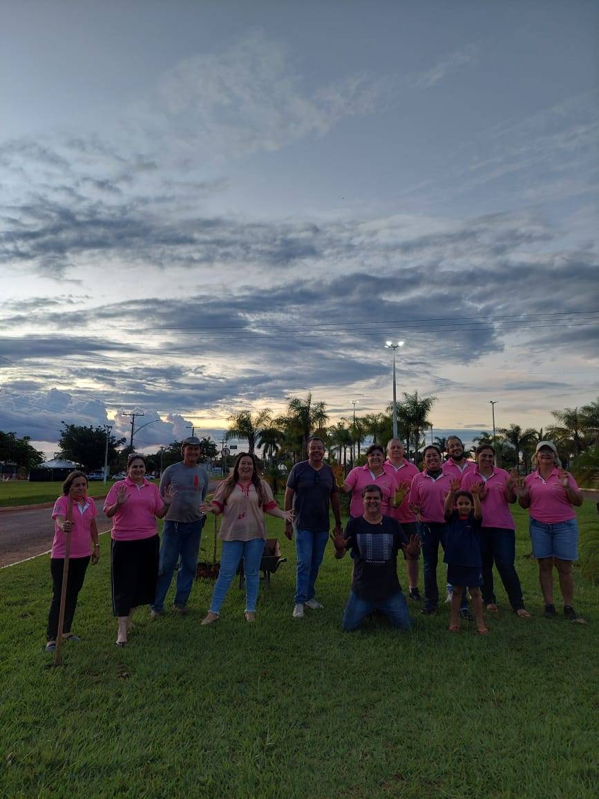 É com imenso carinho e respeito que o Rotary Clube de Chapadão do Céu realizou a homenagem póstuma às vítimas do covid de nossa cidade. O Rotary pensou como poderia prestar esta homenagem de forma que se eternizasse nos corações dos familiares e amigos. Então surgiu a ideia de plantarmos ipês brancos para simbolizar cada vítima do covid. A Prefeitura Municipal disponibilizou as mudas e o Sr. João nos auxiliou no plantio e cuidado, para preparar o momento de hoje. Convidamos os familiares e fizemos a mostra da placa com os nomes das pessoas que infelizmente perderam suas vidas na luta contra esta doença. Agradecemos a todos os rotarianos que ajudaram no plantio, aos médicos e enfermeiros, incansáveis nesta batalha! Nosso carinho especial aos familiares e amigos. Desejamos que Deus esteja com vocês confiantes de que Ele tudo sabe, tudo provê.