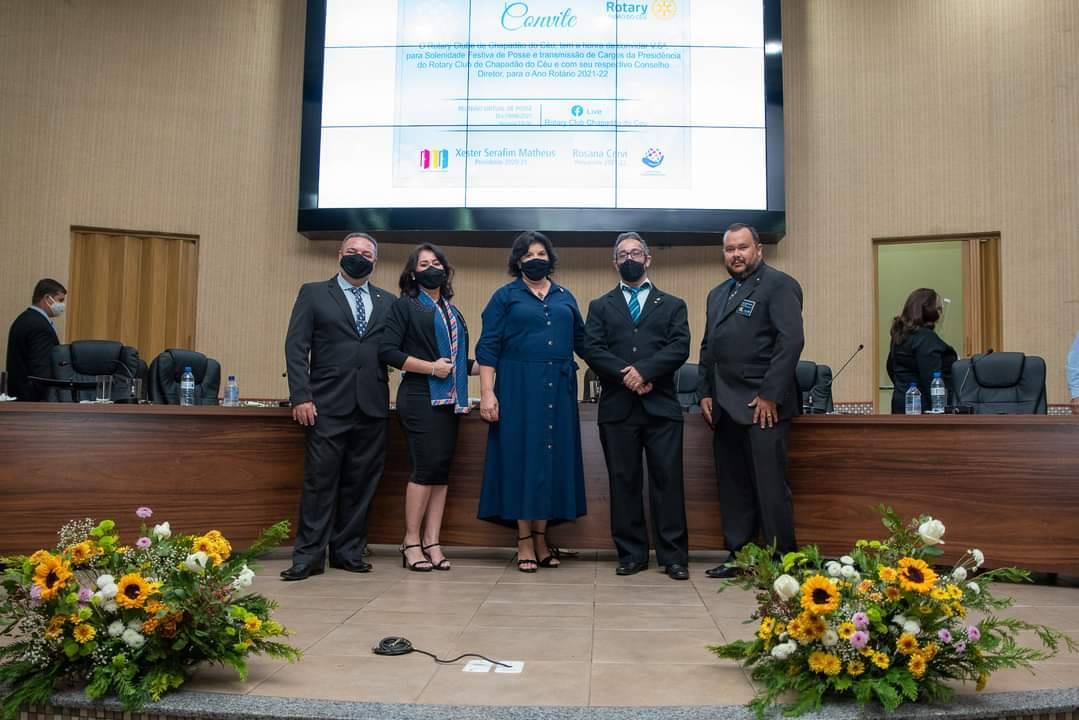 No dia 19/06/21 o Rotary Club de Chapadão do Céu realizou a Solenidade de Transmissão de Posse para o ano rotário 2021/2022. A reunião foi Presidida por Xester Serafim Matheus, atual Presidente, dando posse para sua sucessora Rosana Cervi, que apresentou seu Conselho Diretor e seus Presidentes de Comissões. Além dos rotarianos de nosso município, contamos com a presença ilustre de Marilene Rezende, Presidente do Rotary Club de RC Santa Rita Alto Araguaia e de Antonio Buono Júnior, também de Alto Araguaia. Estiveram presentes o Sr. Prefeito Eduardo Peixoto e primeira dama Elaine M. Peixoto. O Rotary Club agradece a presença de todos e deseja sucesso a nova Presidente.