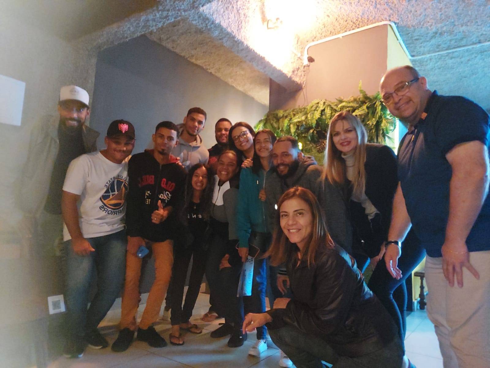 Aqui estão onze jovens que buscam  Servir para Transformar Vidas junto ao presidente do RC de Angra dos Reis-RJ, Antônio Marques Mesquita e sua esposa Sônia