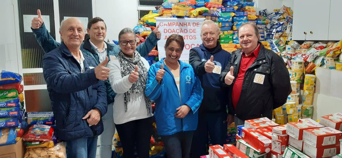 entrega à APOCA dos alimentos doados