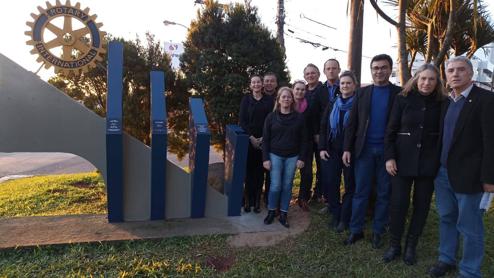 Companheiros do Rotary Club de Lajeado-Universitário tem seu clube representado no Marco Rotário.