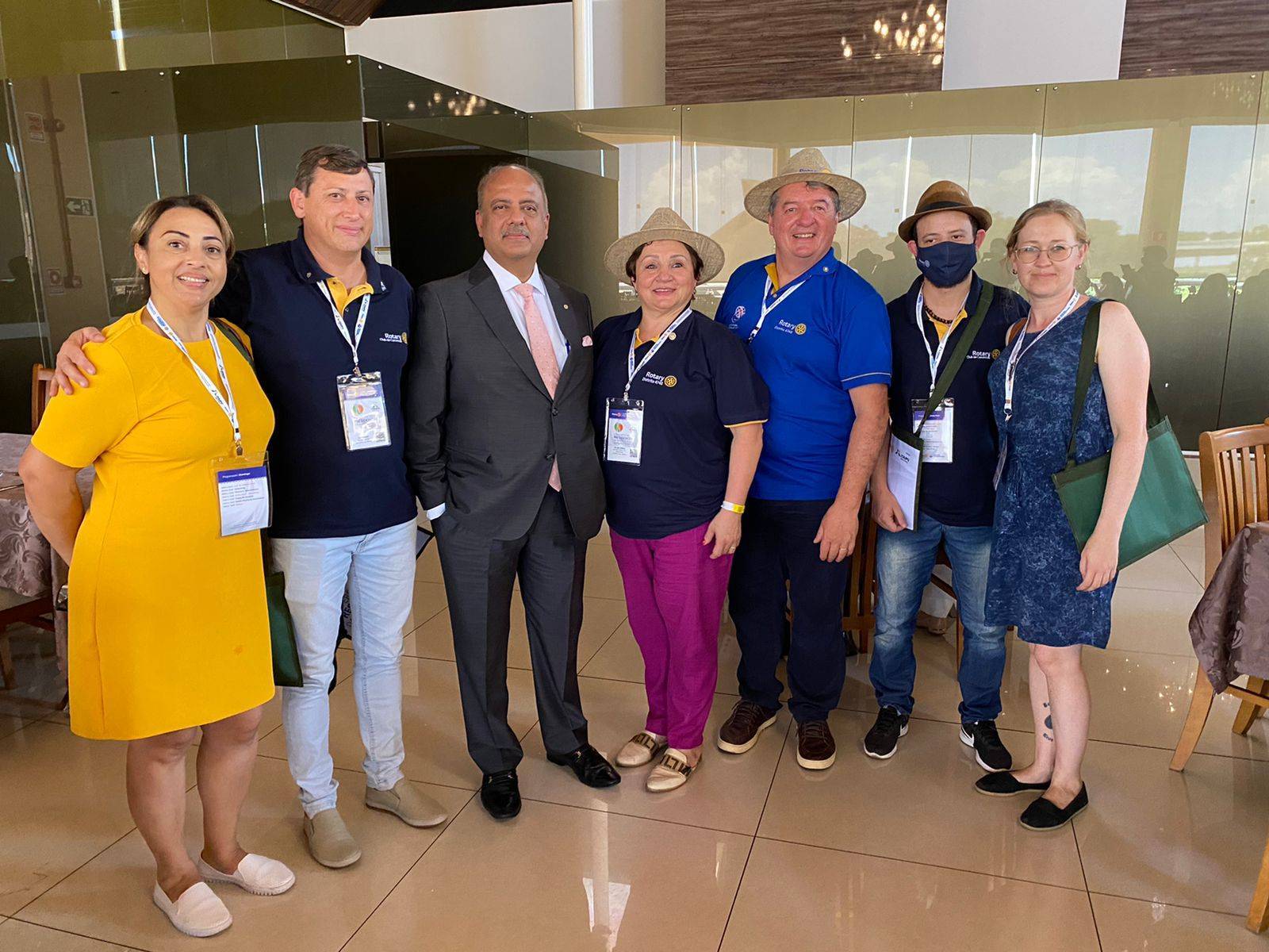 Companheiros do RC de Canoinhas e governador D-4740 com presidente do RI Shekhar Mehta.