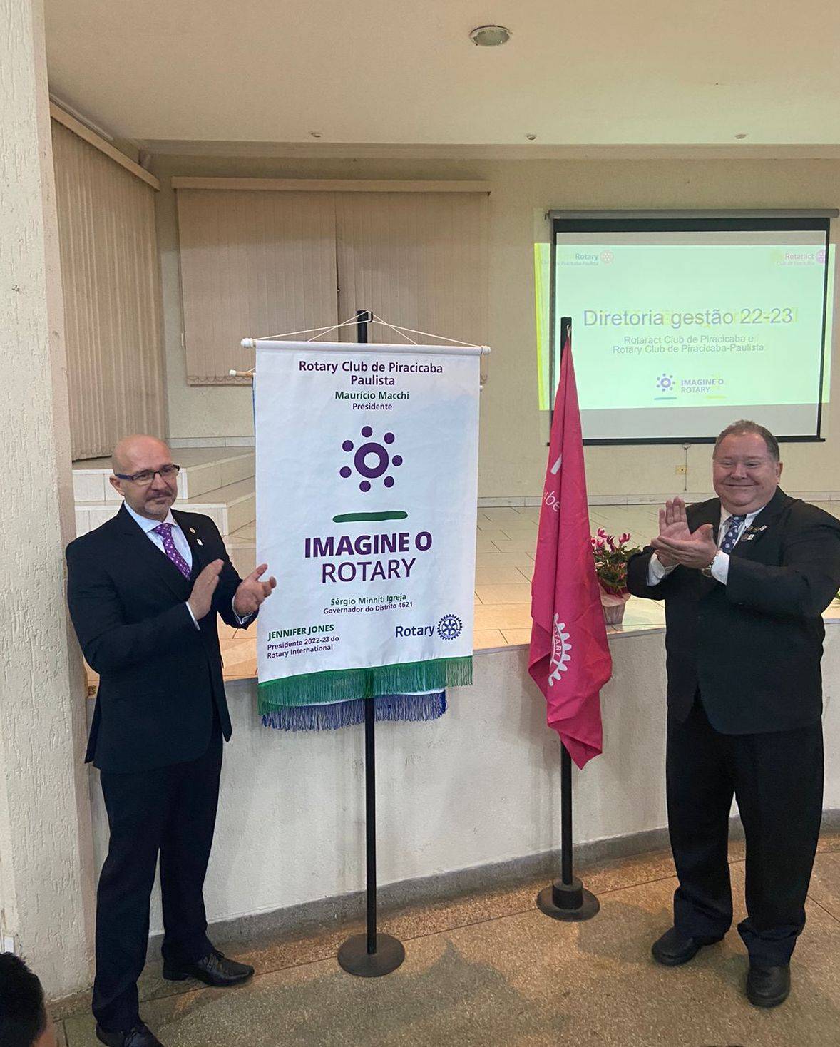 Presidente Maurício Macchi ao assumir o cargo, ao lado do Ex-Presidente Érico Bisson.