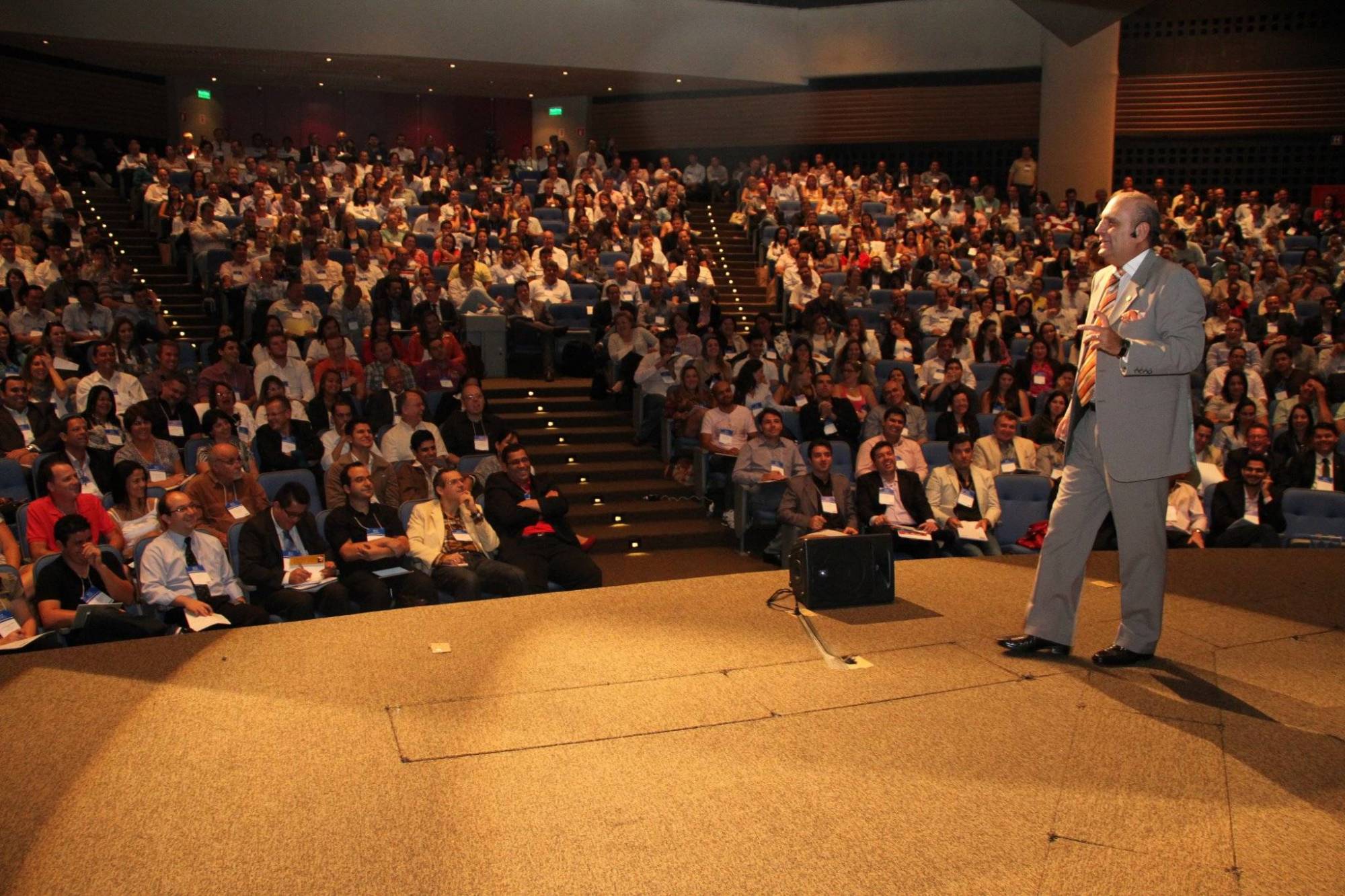 Pesquisador de assuntos comportamentais humanos e corporativos, ele atua como facilitador em congressos e palestras