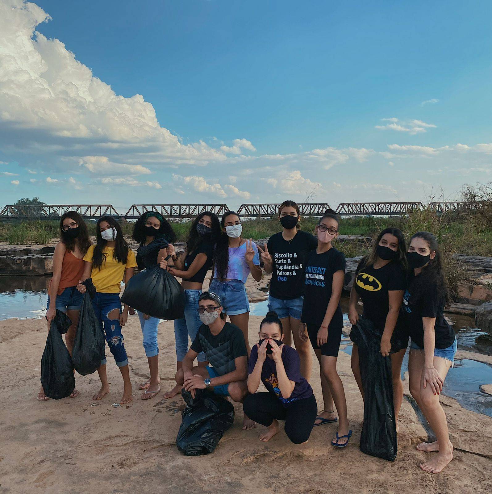 Associados do Interact Club de Pirapora Praia realizando uma limpeza no Rio São Francisco durante o projeto Missão Te-Fiti