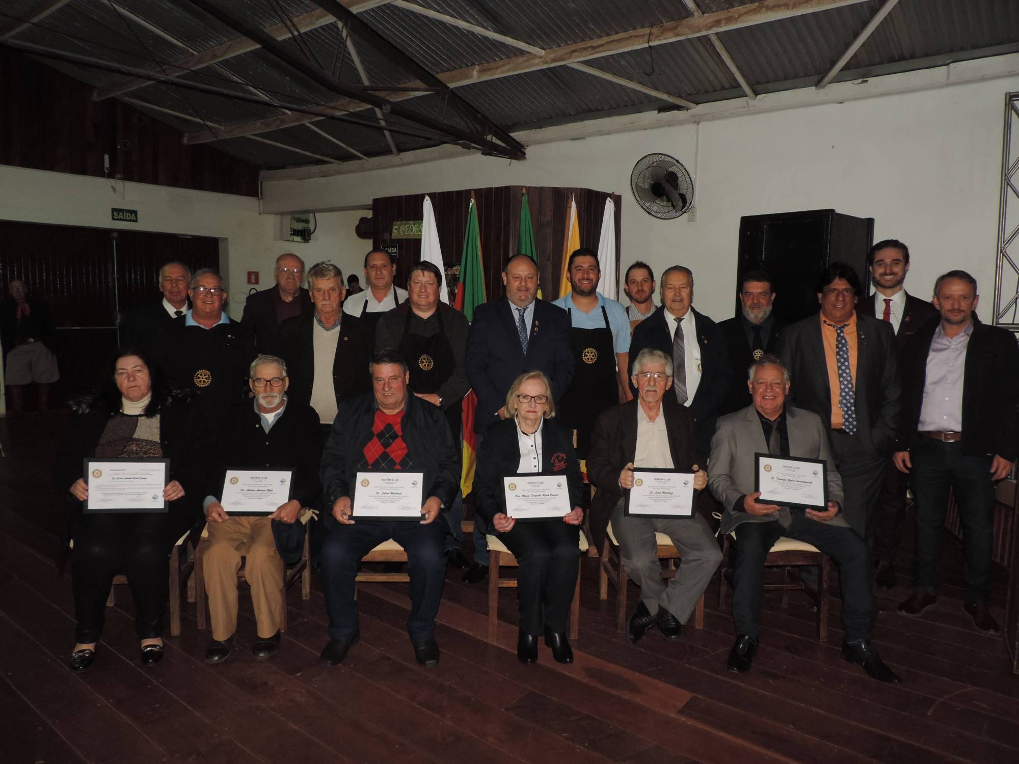 Rotarianos juntamente com os homenageados do 10º Jantar das Profissões. 