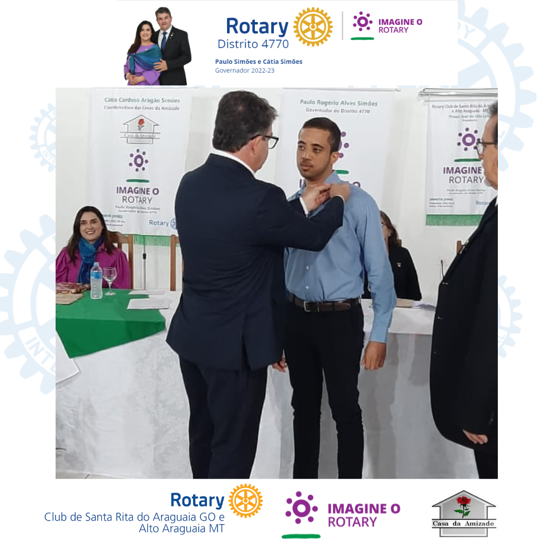 Recebendo o Pin pelo Governador 2022-2023, Paulo Simões.