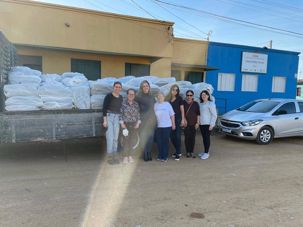Caminhão carregado de cobertores chega a ESF Prado Velho. Representantes do RC de Bagé Pampa e Enfermeira Responsável do Posto.