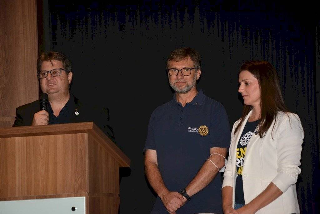 Da esquerda para direita: Erlon Cimardi (Governador Eleito do Distrito 4652 - 2022/2023), Ralph Feslmann (Presidente do Rotary Club de Timbó) e Rosânia Casagrande (Governadora Assistente).rande