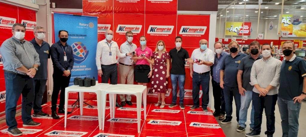 Companheiros do Rotary Club de Timbó, Representantes do Komprão Koch Atacadistas e Representantes da Secretaria de Saúde da Prefeitura Municipal de Timbó