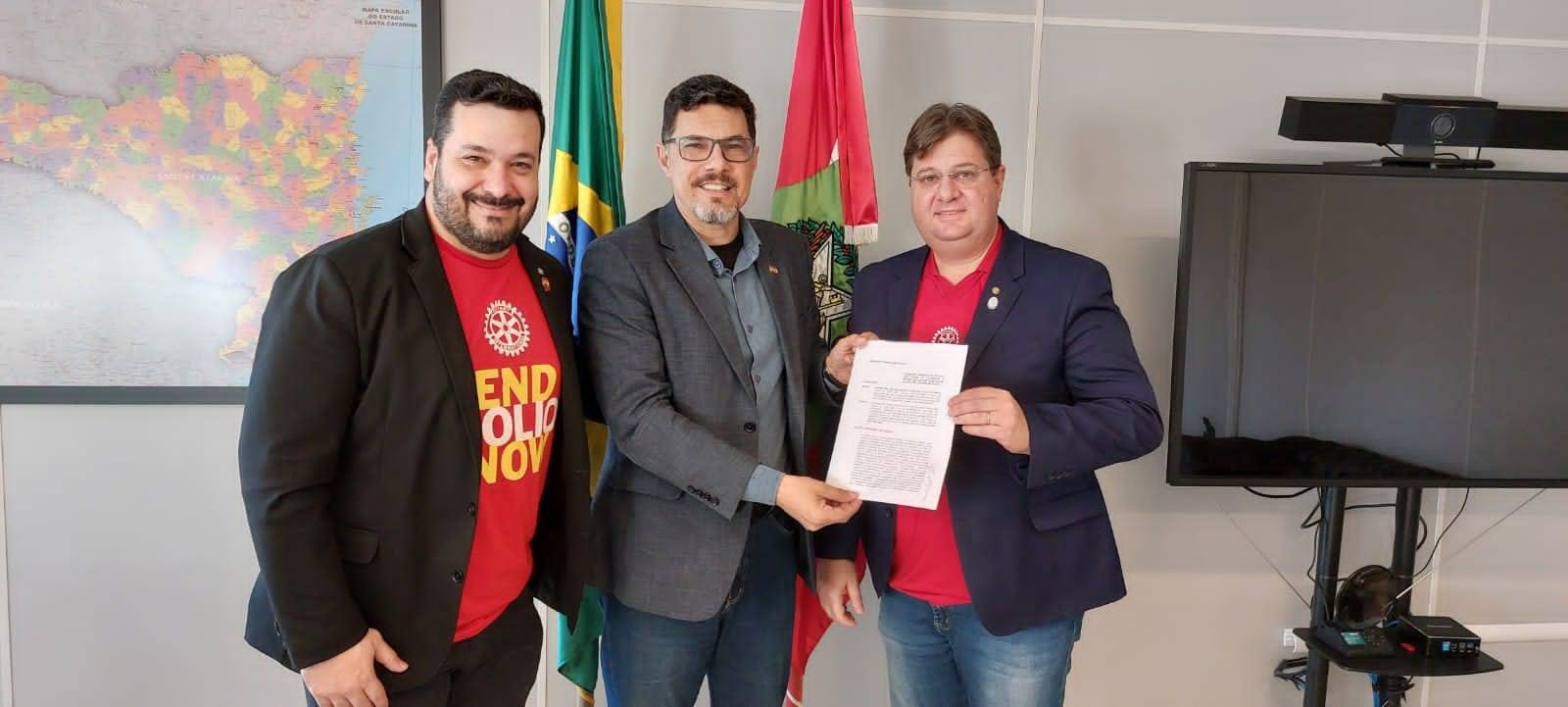 Da esquerda para direita: Presidente da Subcomissão de Polio Plus, Dr. Paulo Moschetta, Secretário de Saúde de SC Sr. Aldo Baptista Neto e Governador 2022/2023 Erlon Cimardi