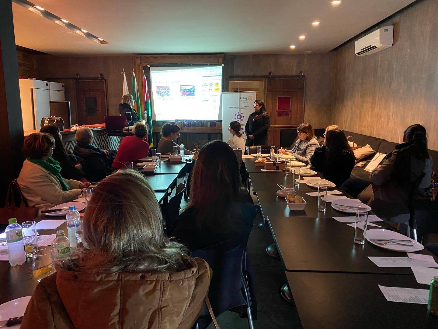 Reunião semanal do RC de Bagé Pampa com exposição do projeto Empreende Meninas