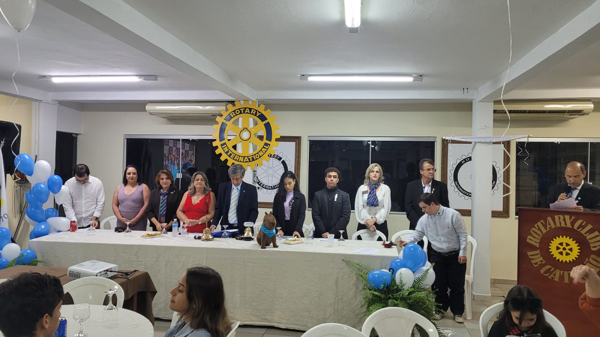 Vanda Lima compôs a mesa juntamente com a Governadora Assistente, Presidentes do Interact 2021-22 e 2022-23, diretoria da Casa da Amizade e Rotary Club de Catalão.