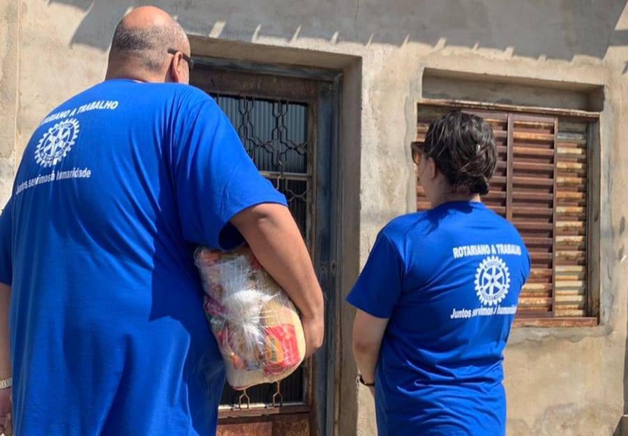 Rotarianos fazendo a entrega de cestas