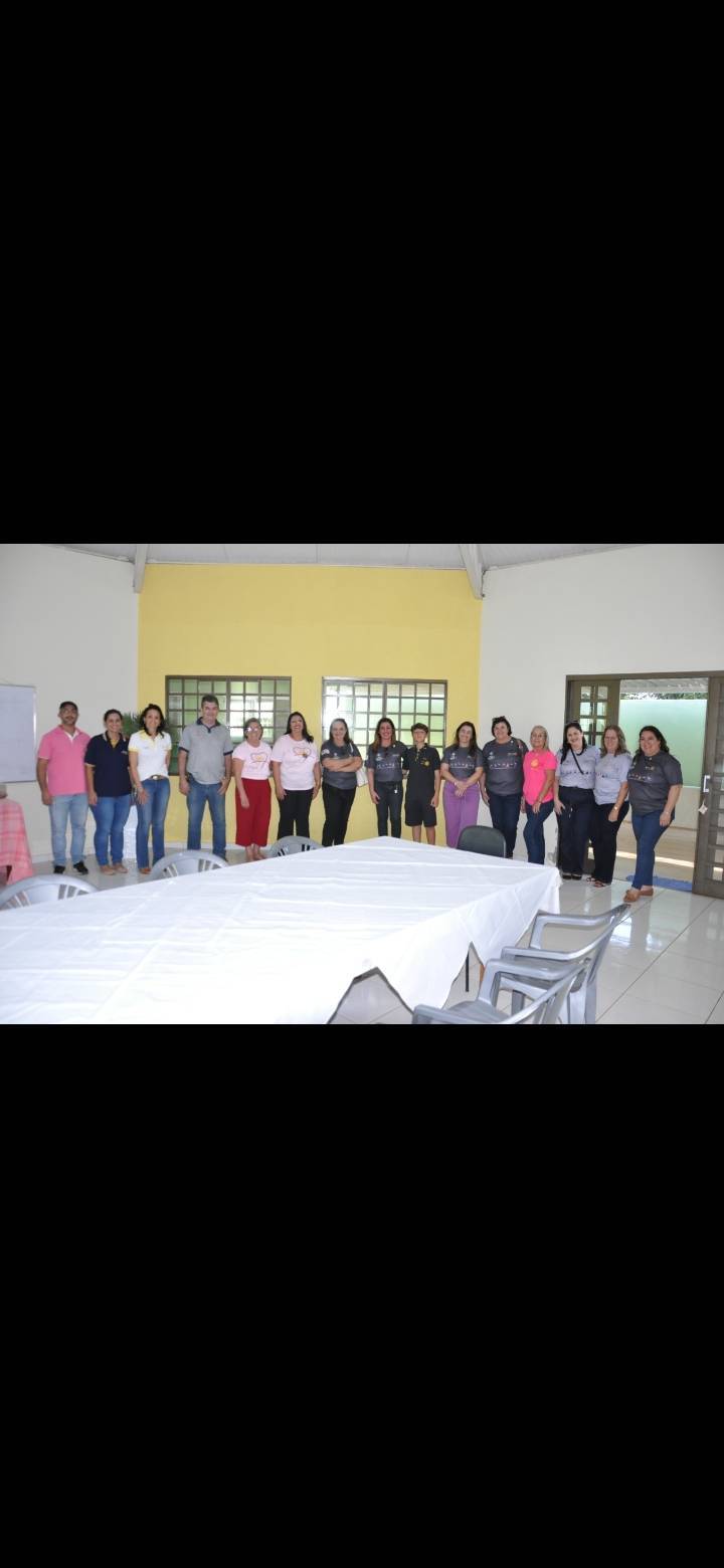No dia 29/07/2022 recebemos as visitas ilustres do nosso Governador do Distrito 4770 do Rotary Intenational Paulo Simões, a Coordenadora das Casas da Amizade Cátia Simões, do GA Jaísson Elizeu Bairros e a coordenadora Distrital de DQA Marilene Rezende, que tiveram um cronograma recheado de atividades como:  *Entrevistas nas rádios locais * Visita à Câmara Municipal e Prefeitura * Plantio de árvores (no nosso memorial de vítimas do Covid19) * Café da tarde no NVCC (Núcleo de voluntários de combate ao câncer)   No fim da noite tivemos nossa assembleia com os rotarianos e logo em seguida tivemos nossa 2° reunião festiva onde foram empossados os novos companheiros do Rotakids; Breno, Luiz Henrique, Victor Miguel e Bruno. Também foram empossados dois novos companheiros no Rotary; Srº Aroldo e o Srº Sergio. Foi uma alegria imensa recebê-los aqui para trocarmos conhecimentos e idéias de projetos.