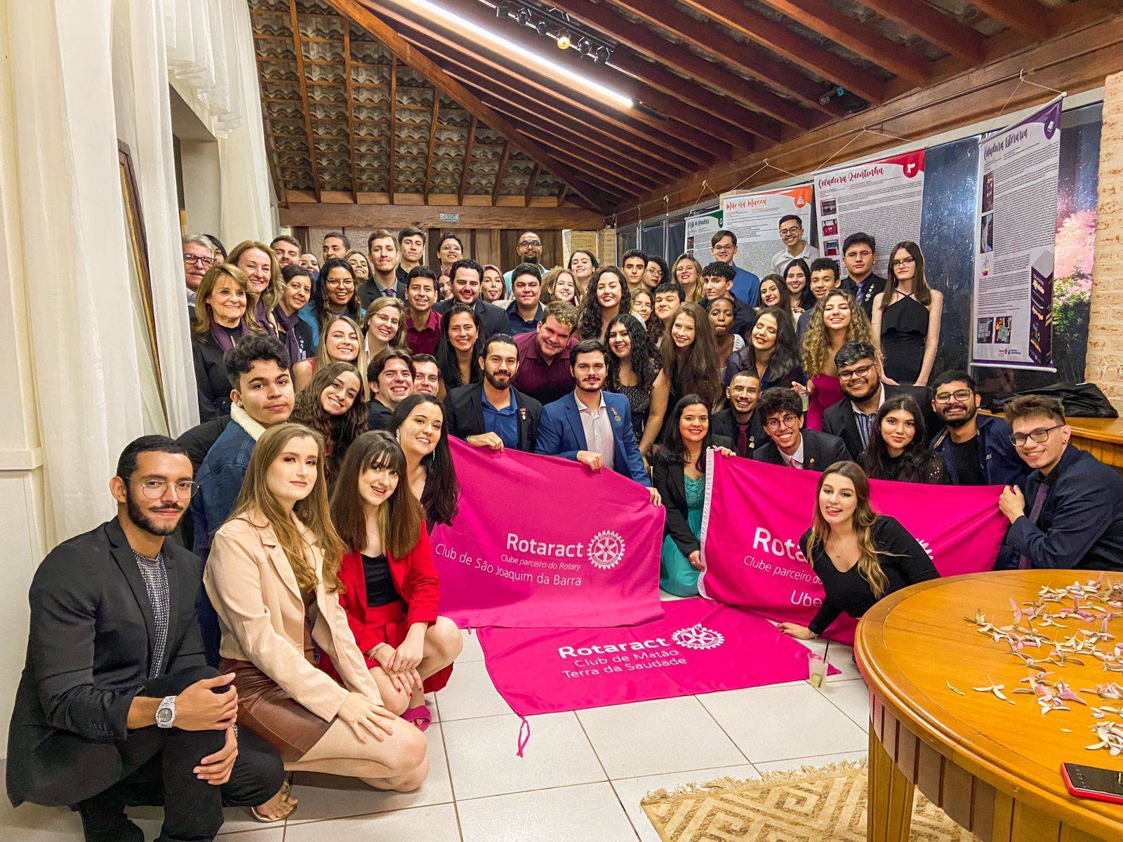 Foto coletiva de todos os membros da Família Rotária presentes.