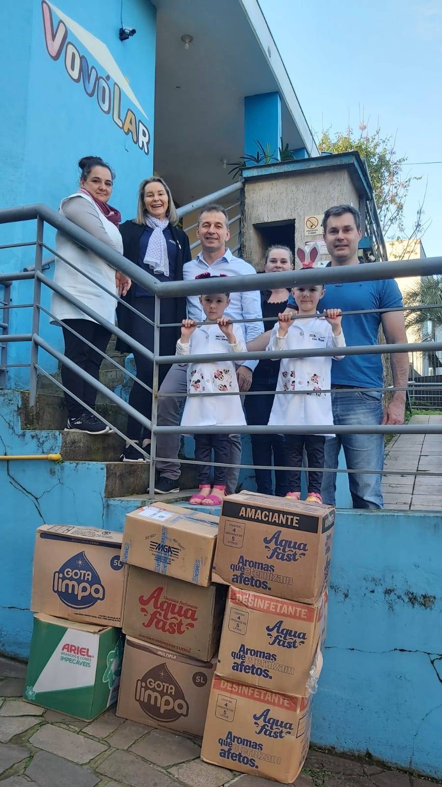 Companheira presidente do Rotary Club de Lajeado-Universitário Cláudia Foletto e seu esposo Silvano, com os companheiro Rafael Kappler e Simone Horn, realizando a entrega dos produtos de limpeza a Vovolar.