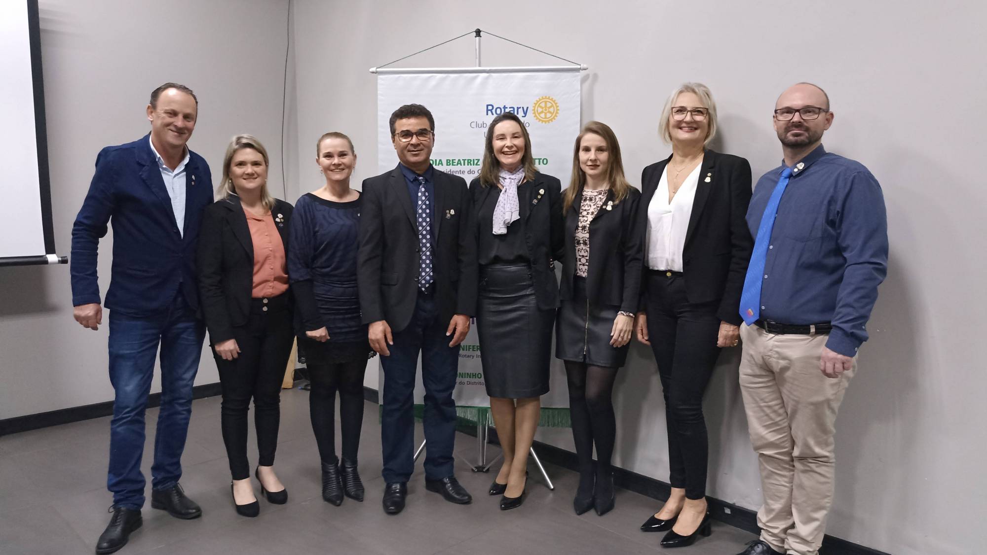 Presidente entrante do Rotary Club de Lajeado-Universitário Cláudia Foletto com o conselho diretor gestão 22/23.