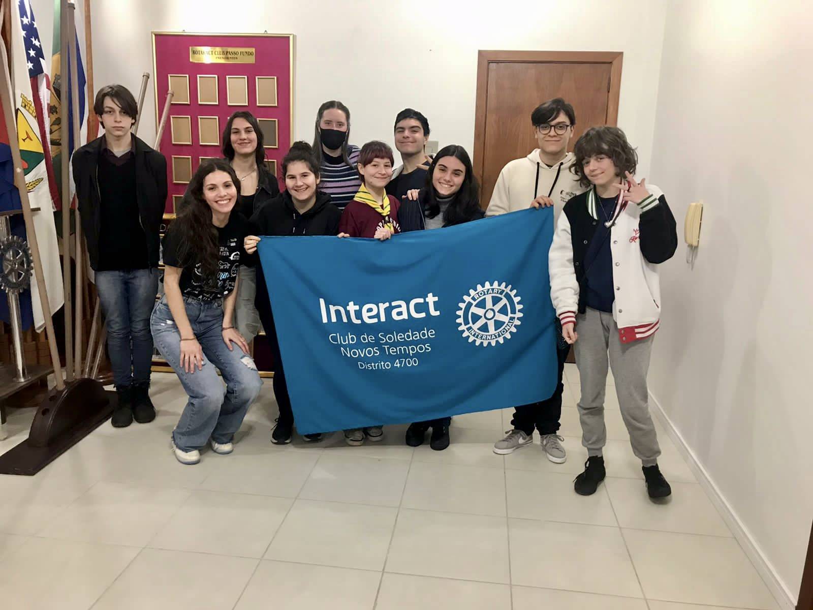 Adolescentes com a presidente do Interact Soledade Novos Tempos