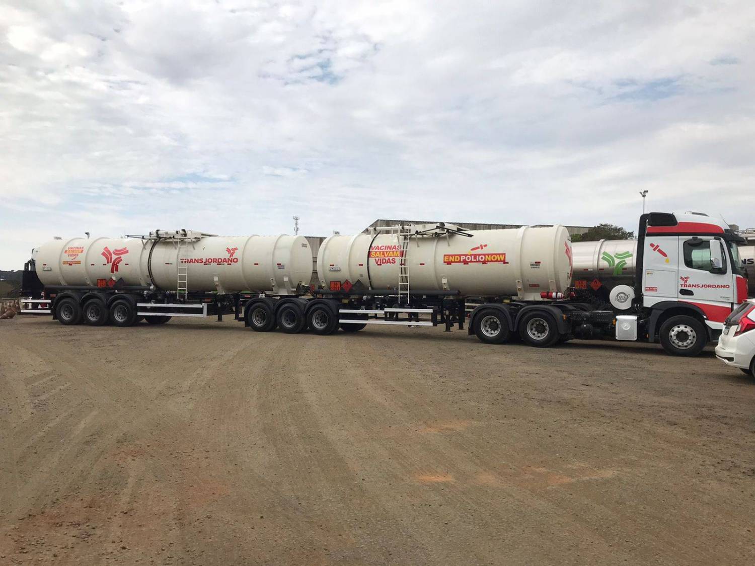 Carreta adesivada End Polio Now