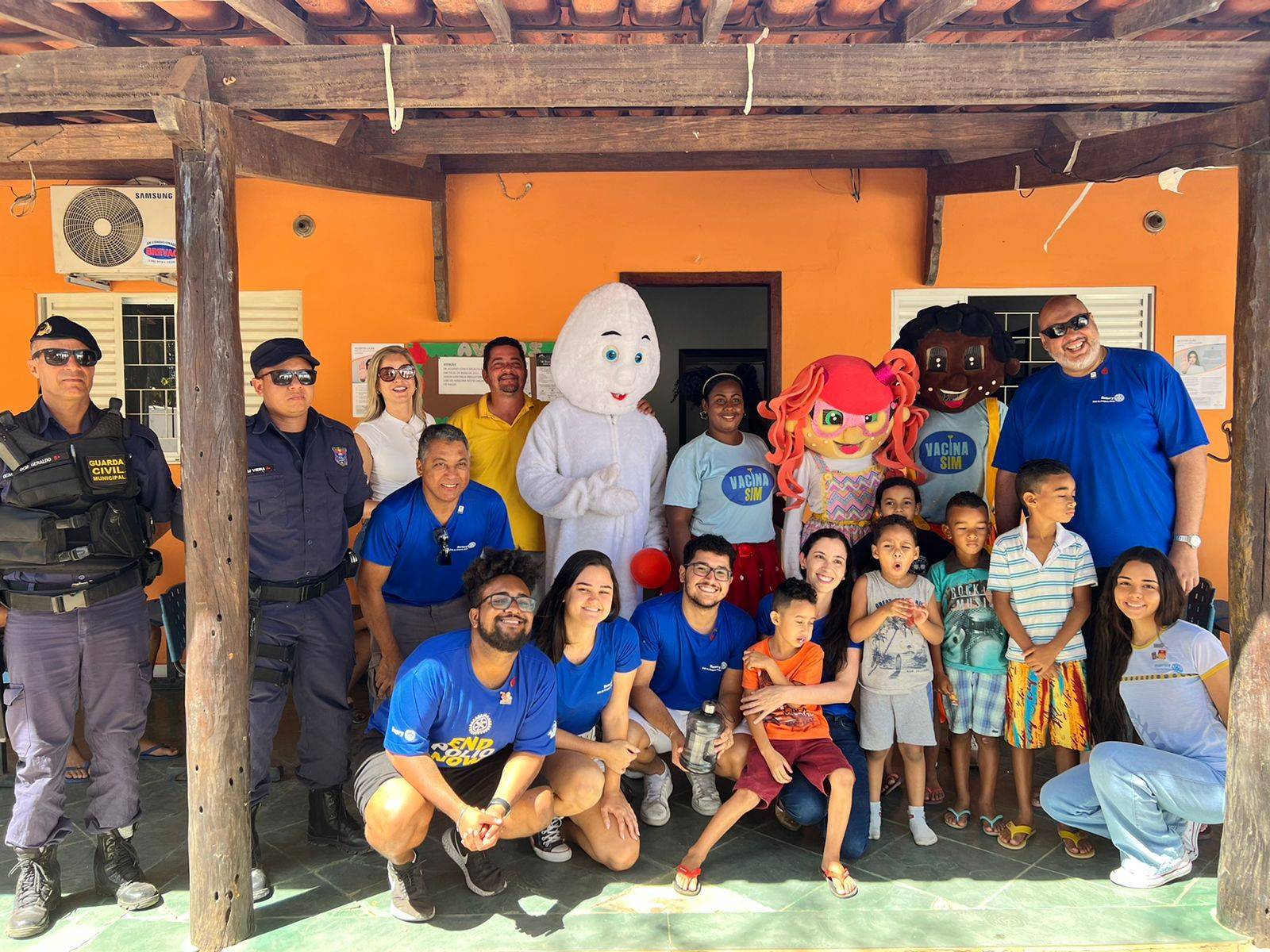 Associados dos Clubes de Rotary de Pirapora junto com profissionais de saúde e segurança pública de Pirapora durante Dia de D de multivacinação. 