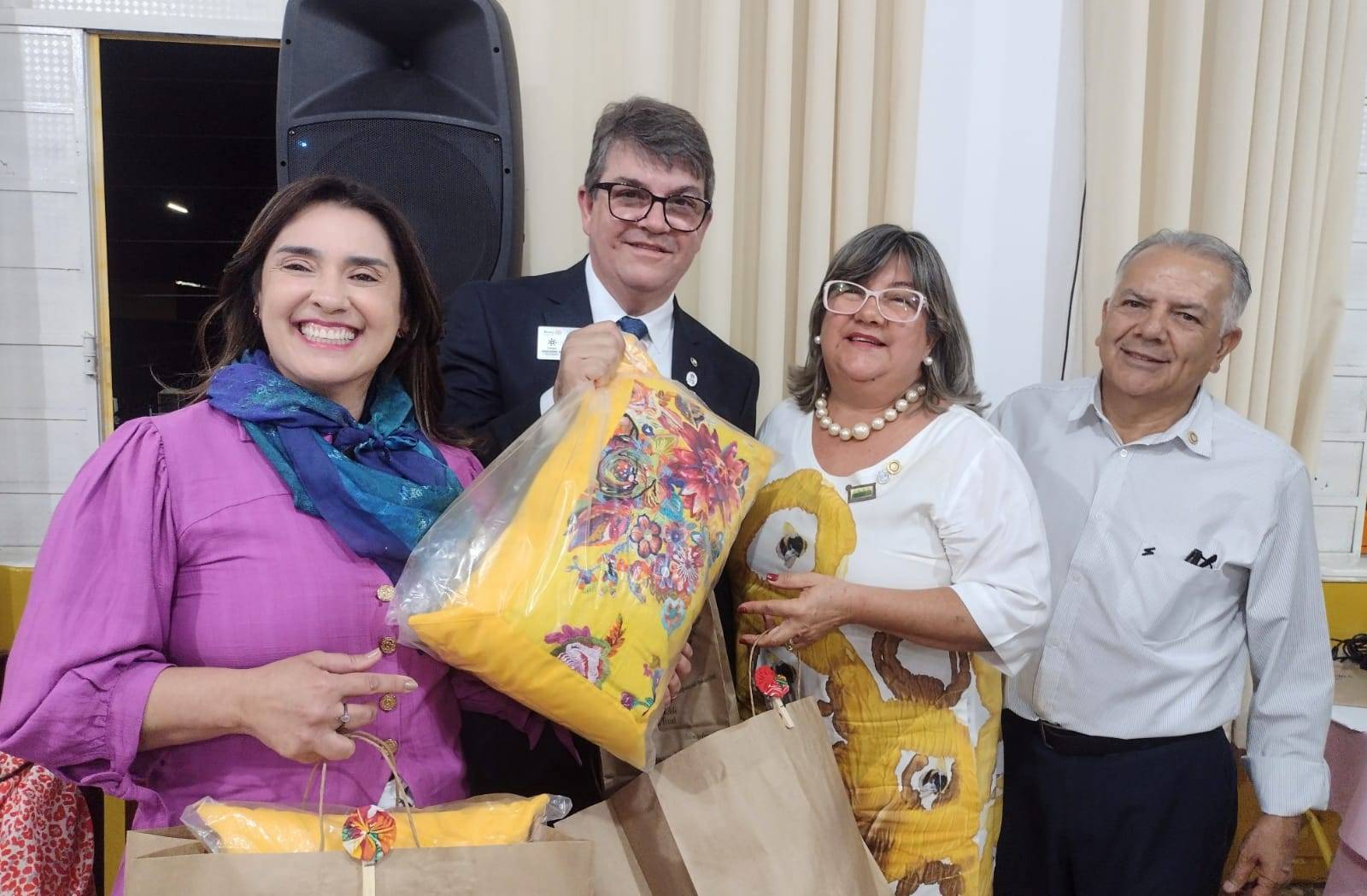 Imagens do Governador em sua visita recepcionado pela Presidente do E-club Vista do Sol Fabiana Oliveira.