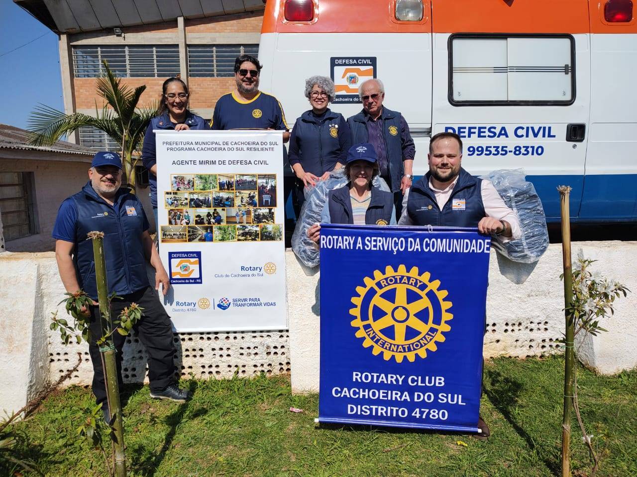 Companheiros do Rotary Club de Cachoeira do Sul e Cristiano Garcia, da Defesa Civil de Cachoeira do Sul 