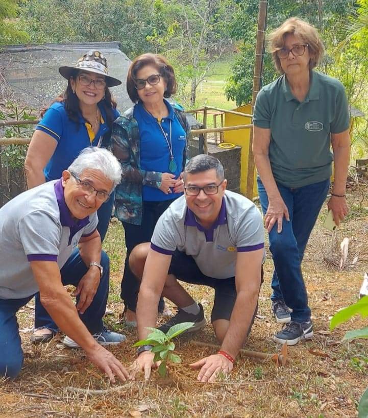 "Meio ambiente é TOP! o Governador Anderson mete a mão na terra e planta muda de árvore com os companheiros de RC Itaperuna, sem dor fizeram ele trabalhar :-)