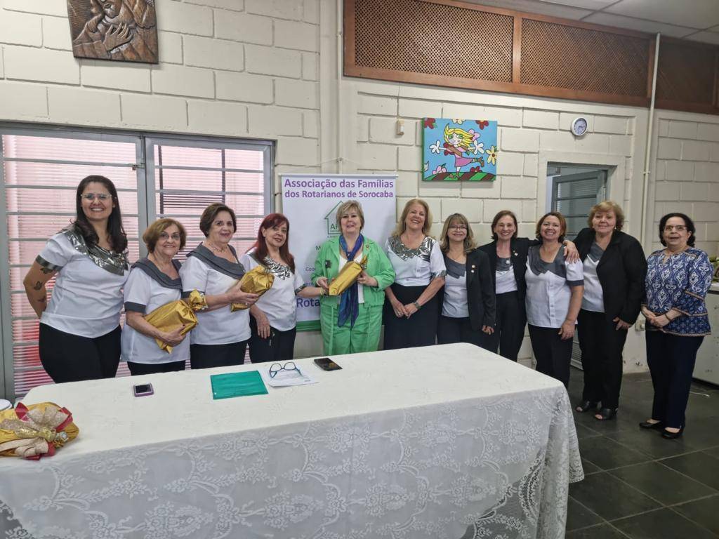 Coordenadora distrital 2022/23, Eliane do Canto Igreja, cônjuges de companheiros do Rotary Club de Sorocaba-Norte e associadas da AFROS.
